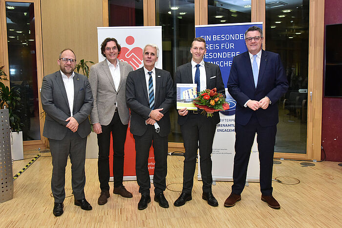 Gruppenfoto von Aaron Haas und Mitgliedern der STifterpreis-Jury