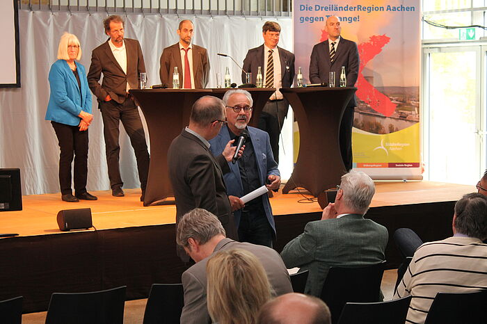 Städteregionsrat Helmut Etschenberg bei seinem Schlusswort zur Öffentlichen INRAG-Konferenz am 14. April 2018.