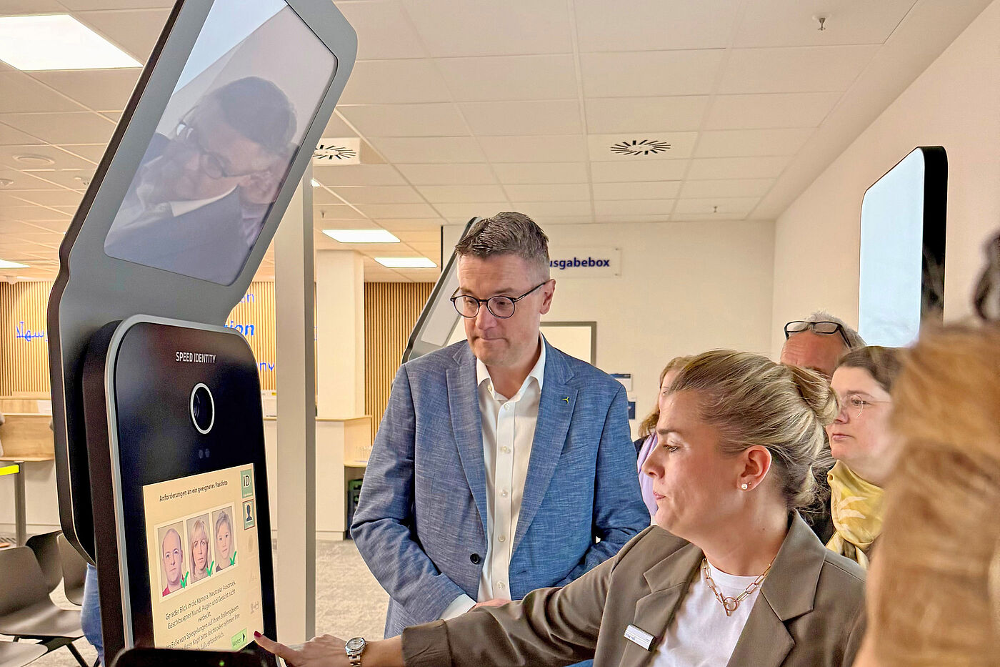 Die Ausländerbehörde bietet an, dass ein digitales Foto und die Biometriedaten (z. B. Fingerabdrücke) an einem Automaten erstellt werden können.