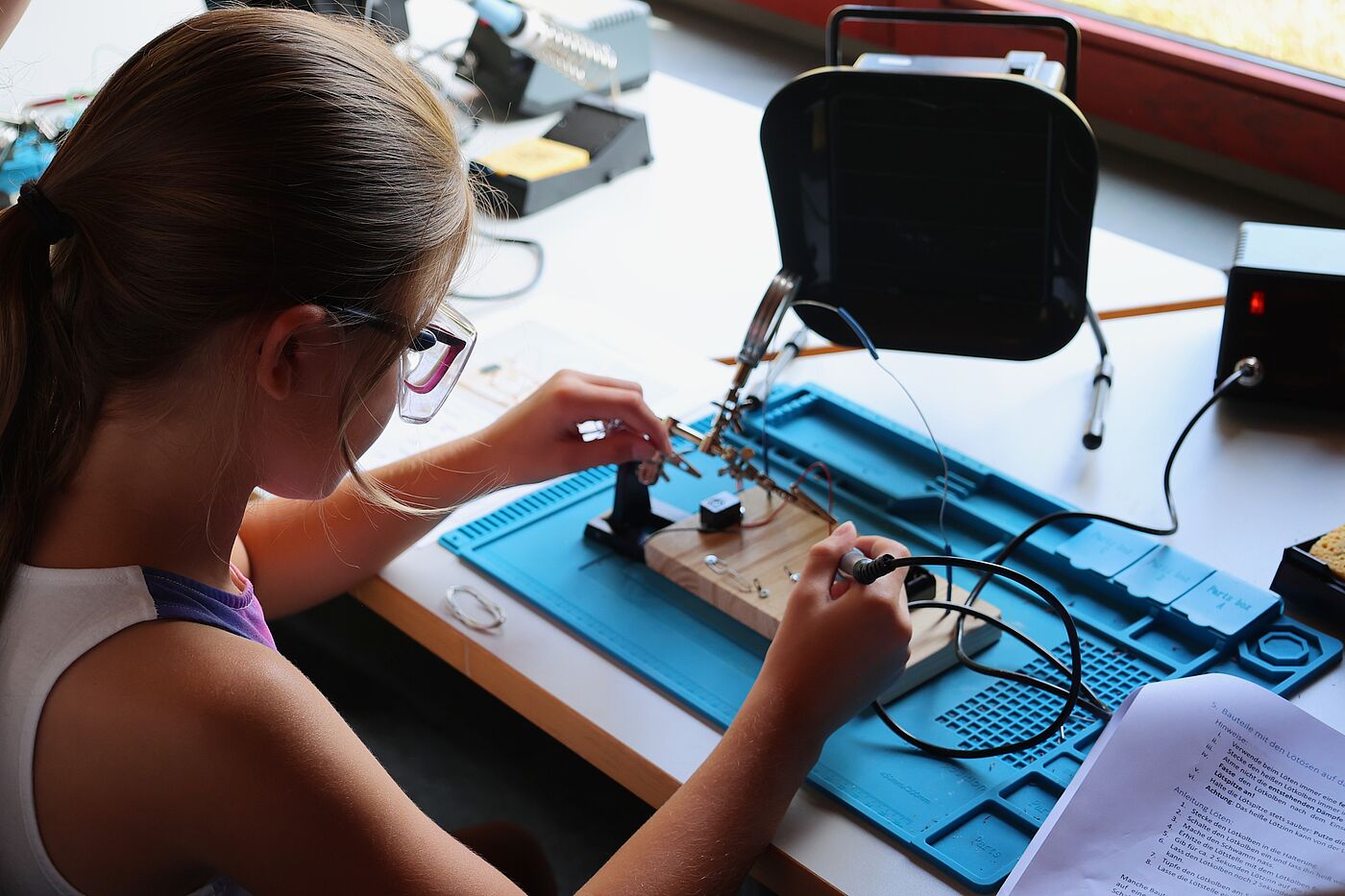 Bei den „Experimentierwelten“ werden die kleinen Forscherinnen und Forscher selbst aktiv und können unter anderem mit einem Lötkolben arbeiten.