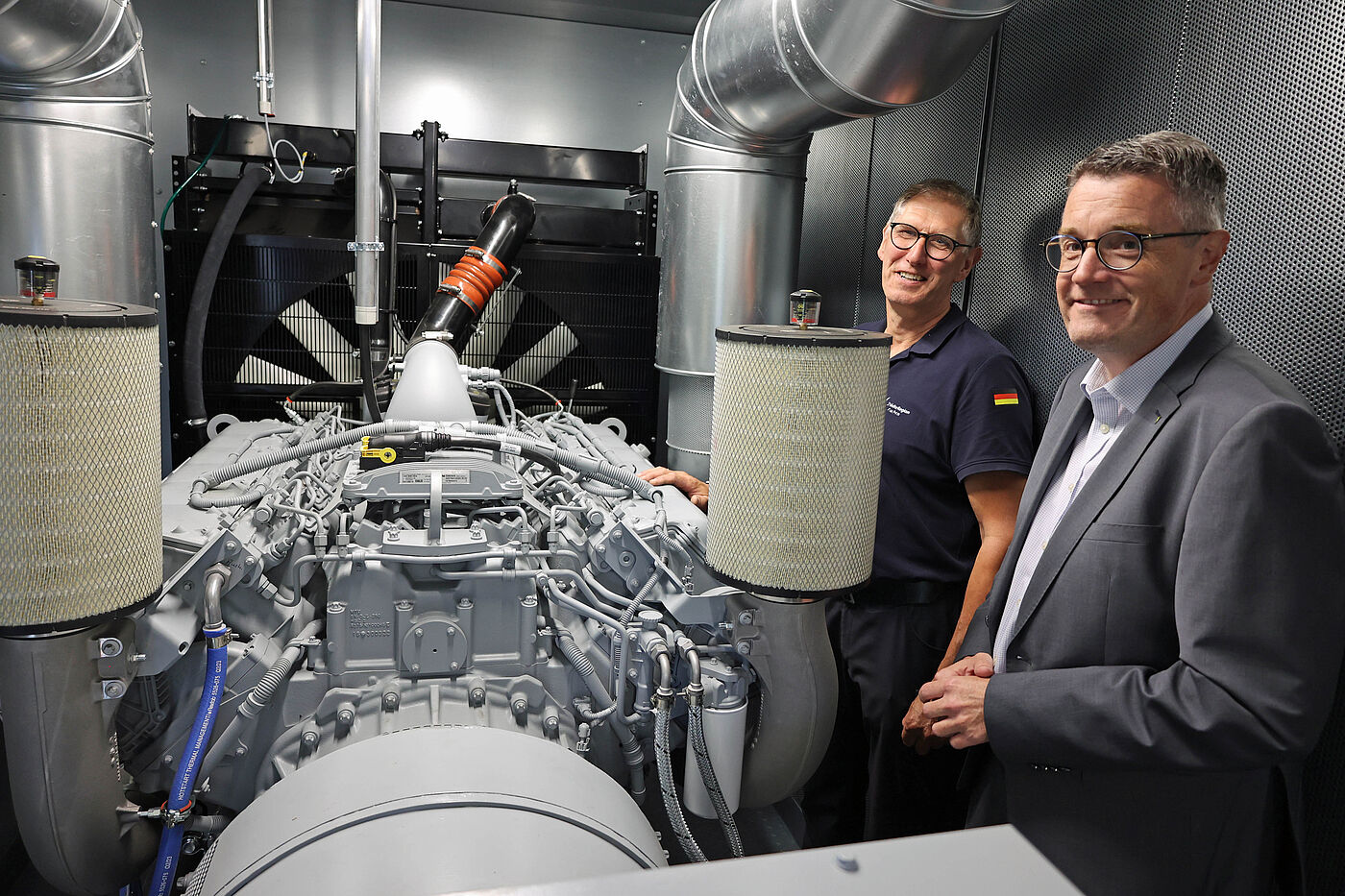 Ein Notstromaggregat in einem dunklen Raum.