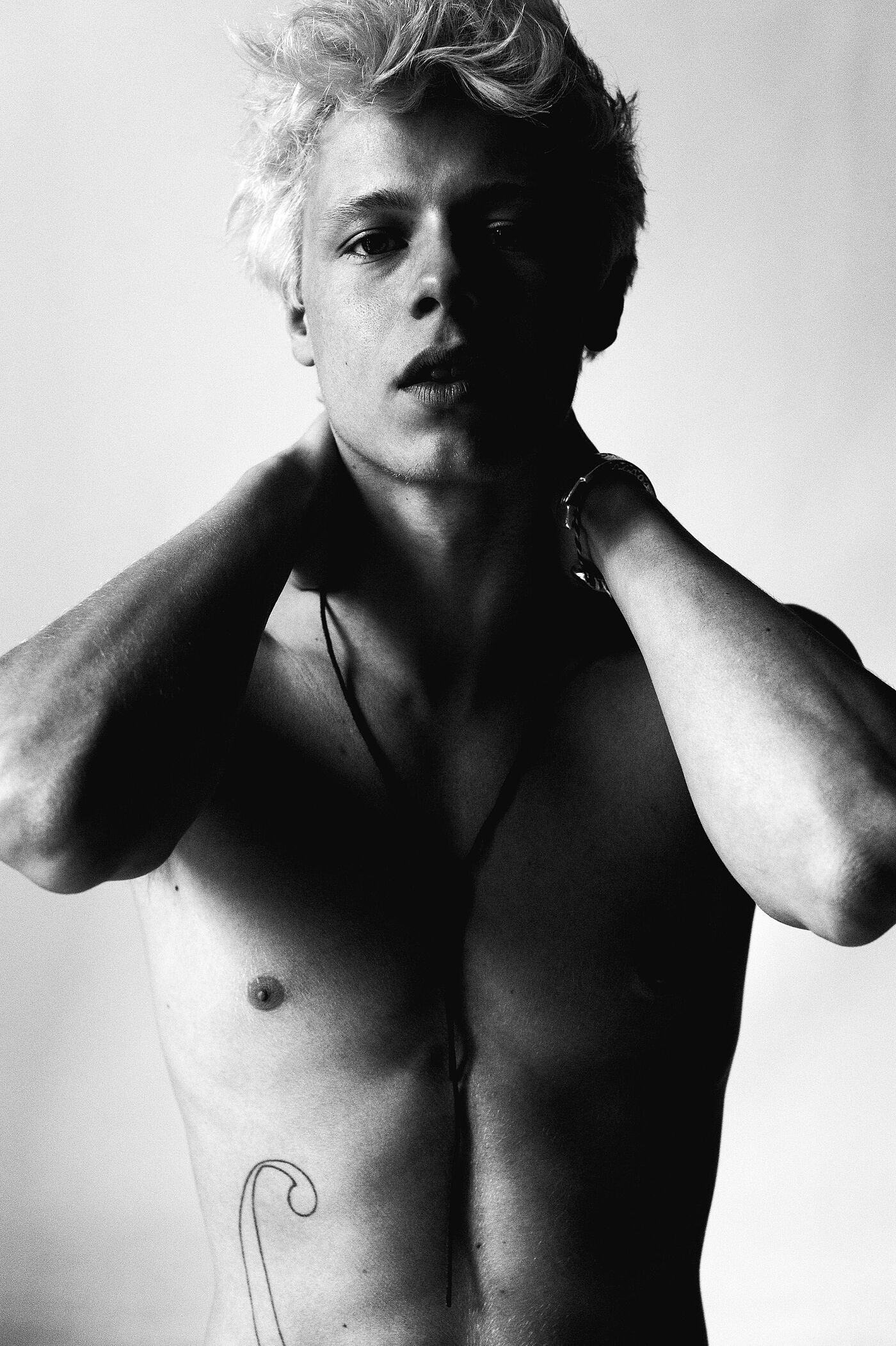 Munk mit nacktem Oberkörper