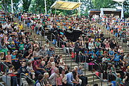 Publikum bei einer Aufführung auf der Burg Wilhelmstein