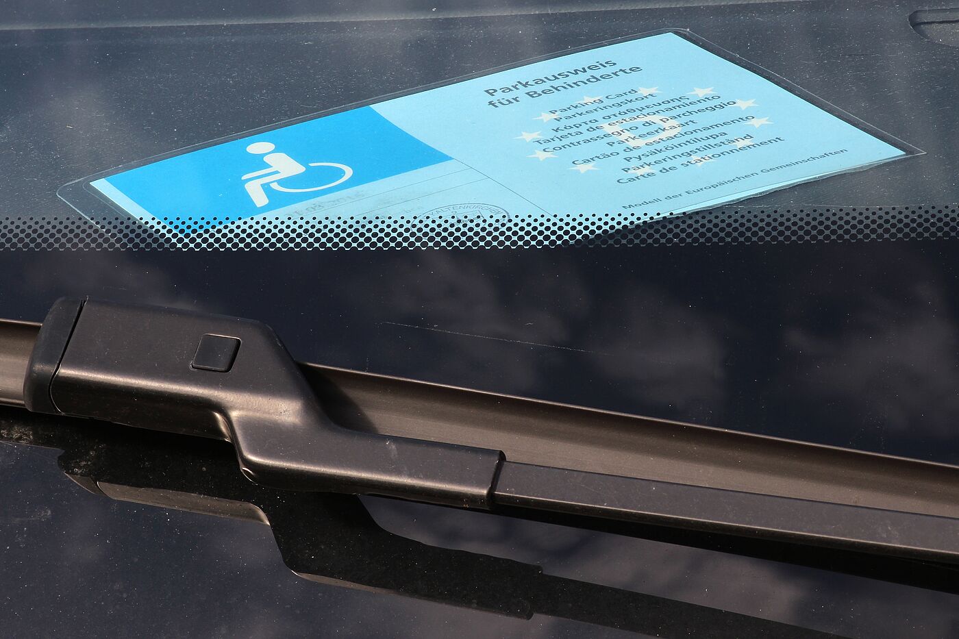Behindertenparkausweis auf Armaturenbrett