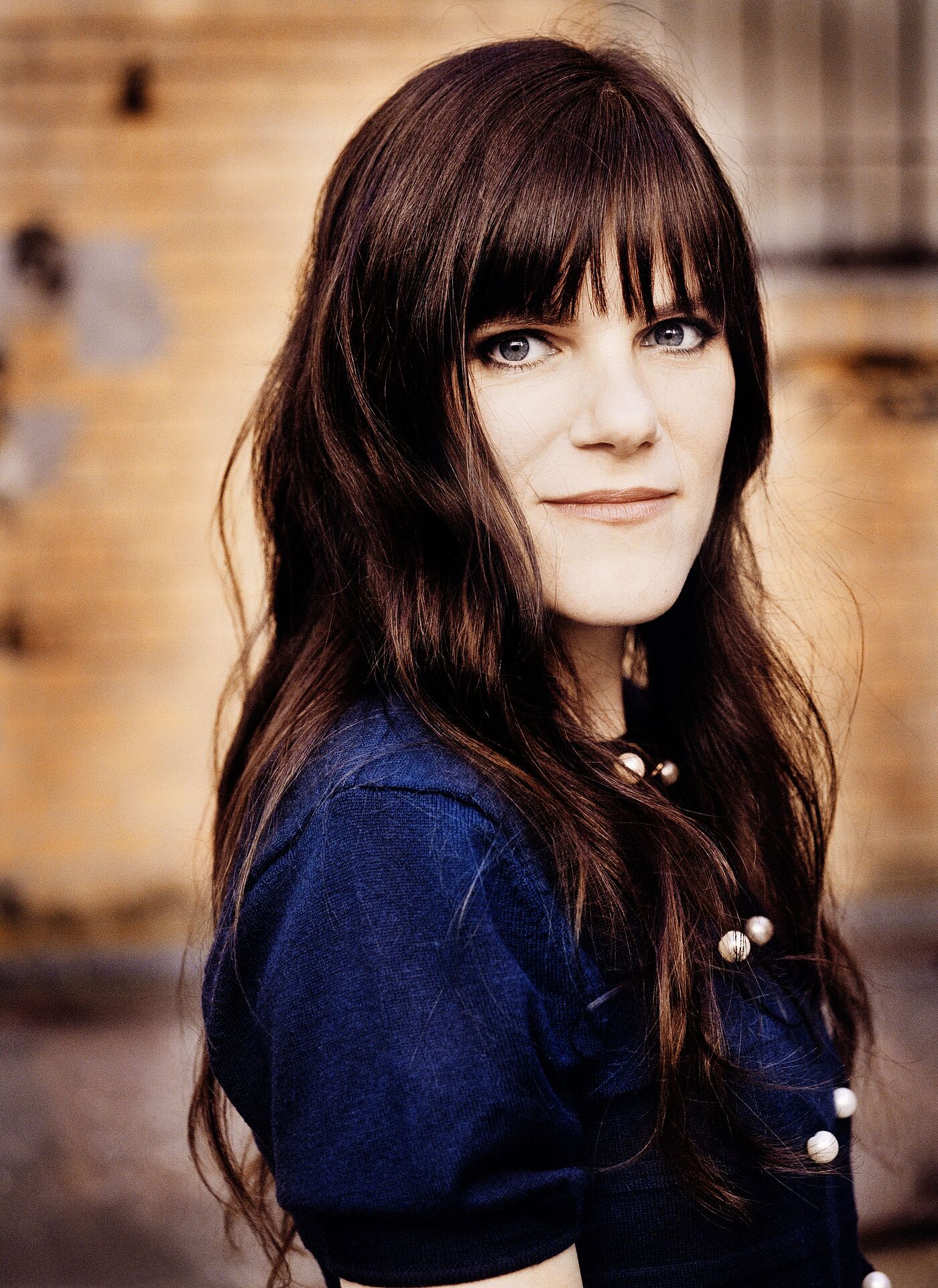 Fritzi Haberlandt in die Kamera blickend.