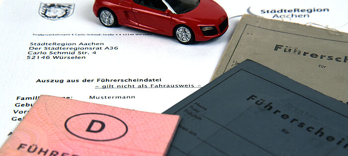 Symbolbild - Karteikartenabschrift Führerscheine Modellauto