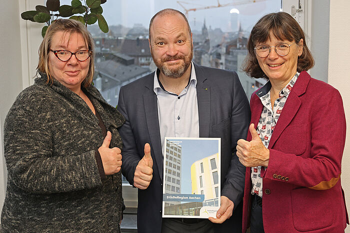 Von rechts: Bettina Herlitzius (Amt für Inklusion und Sozialplanung), Sozialdezernent Dr. Michael Ziemons und Antje Rüter (Amt für Inklusion und Sozialplanung) freuen sich über die jetzt vom Städteregionsausschuss beschlossene Bewerbung der StädteRegion für die Landesspiele NRW 2027 im Rahmen der Special Olympics.