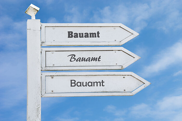 Wegweiserschild beschriftet mit "Bauamt"