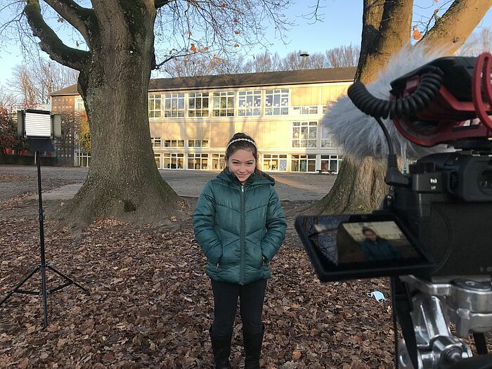 Die Grengrachtschülerin Hila wird auf dem Schulhof gefilmt.