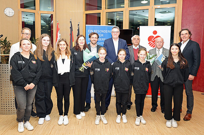 Gruppenfoto mit Vertretern von Initiative „Stolberg goes danze“ und Hajo Bülles