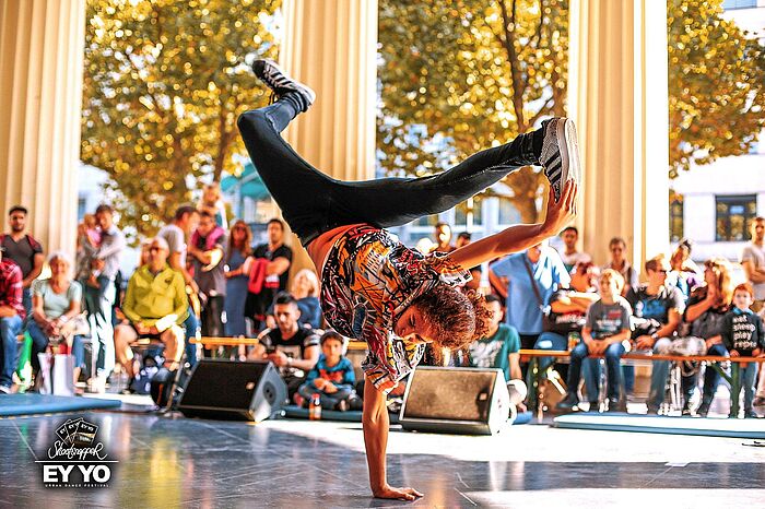 Jugendliche beim Breakdancen