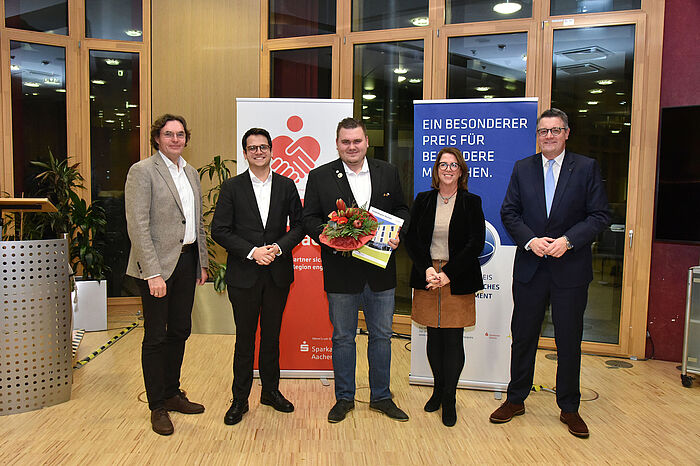 Gruppenfoto mit Mitgliedern der Stifterpreis-Jury und dem Preisträger Jens Götting