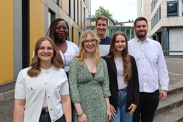 Die neu gewählte Jugend- und Auszubildendenvertretung. Hintere Reihe (v. l. n. r.): Sarah Mpemba Ngombo, Henrik Simianer, Jonas Jacobi (1. Vorsitzender). Vordere Reihe (v. l. n. r.): Hanna Gebauer (2. Vorsitzende), Alexandra Rothe, Leona Schmitz.