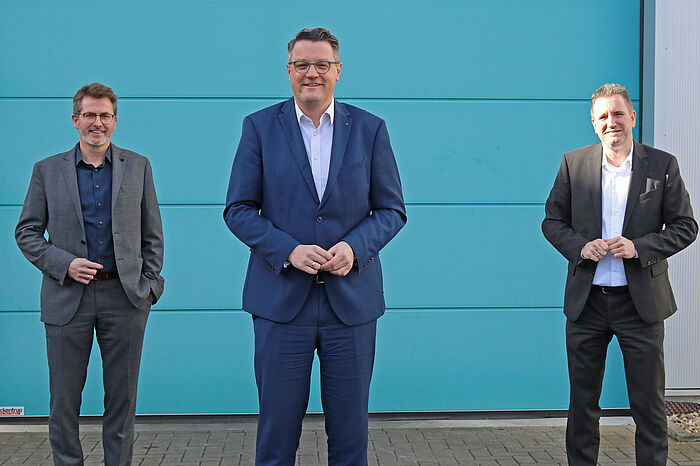 Gruppenbild: Der Baesweiler Bürgermeister Pierre Froesch, Städteregionsrat Dr. Tim Grüttemeier und Wirtschaftsförderer Dirk Pfeifferling 