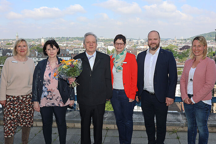 Helmut Herf (3.v.l.) ist jetzt nach 47 Jahren im Öffentlichen Dienst in den wohlverdienten Ruhestand verabschiedet worden. Es gratulierten (von links): Susanne Penkert (Personalrat), Sabine Stirnnagel (Schwerbehindertenbeauftragte), Ellen Wirtz (Zentrale Dienste), Sozialdezernent Dr. Michael Ziemons und Kerstin Kosanke (Versorgungsamt).