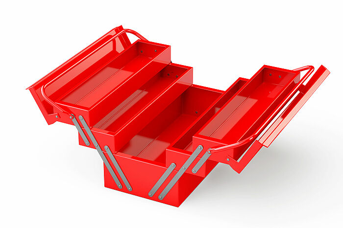 Ein roter, offener, leerer Werkzeugkasten als Symbolbild