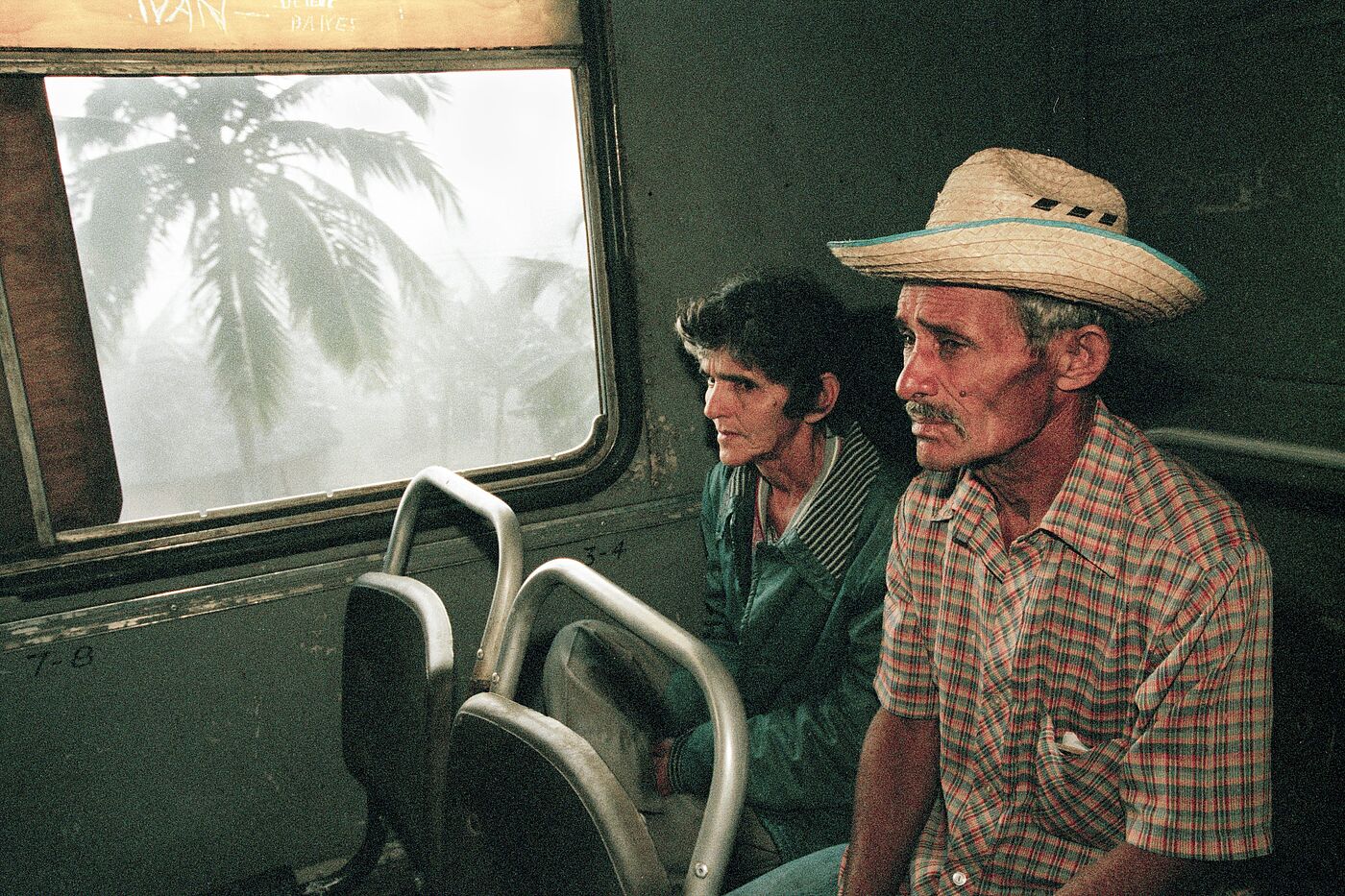 Zwei Männer in einem Zug in Cuba