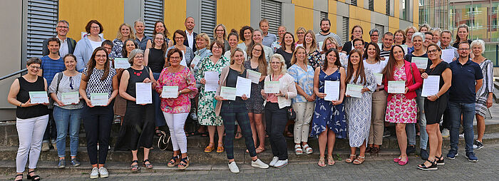 Es hat sich gelohnt! Stolz halten die Vertreterinnen und Vertreter der 16 Schulen jetzt das offizielle Zertifikat „Musikalische Grundschule“ in den Händen.