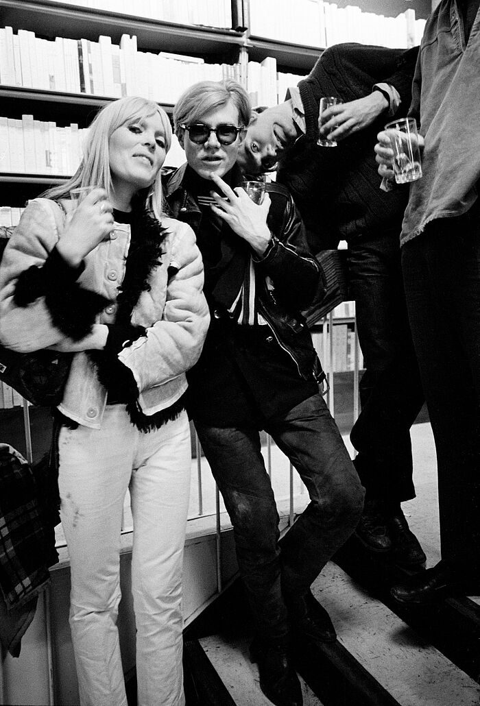 ein Schwarz-Weiß-Foto zeigt Andy Warhol und eine Frau namens Nico