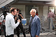 Städteregionsrat Helmut Etschenberg bei einem Interview.