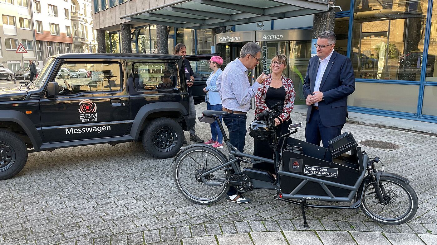 StädteRegionsrat Dr. Tim Grüttemeier und weitere Mitglieder der Verwaltung lassen sich die Messfahrzeuge genau erklären.