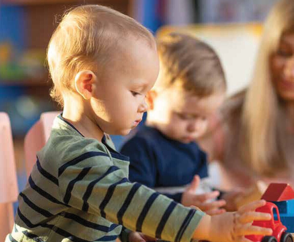 Kind spielt mit Bausteinen