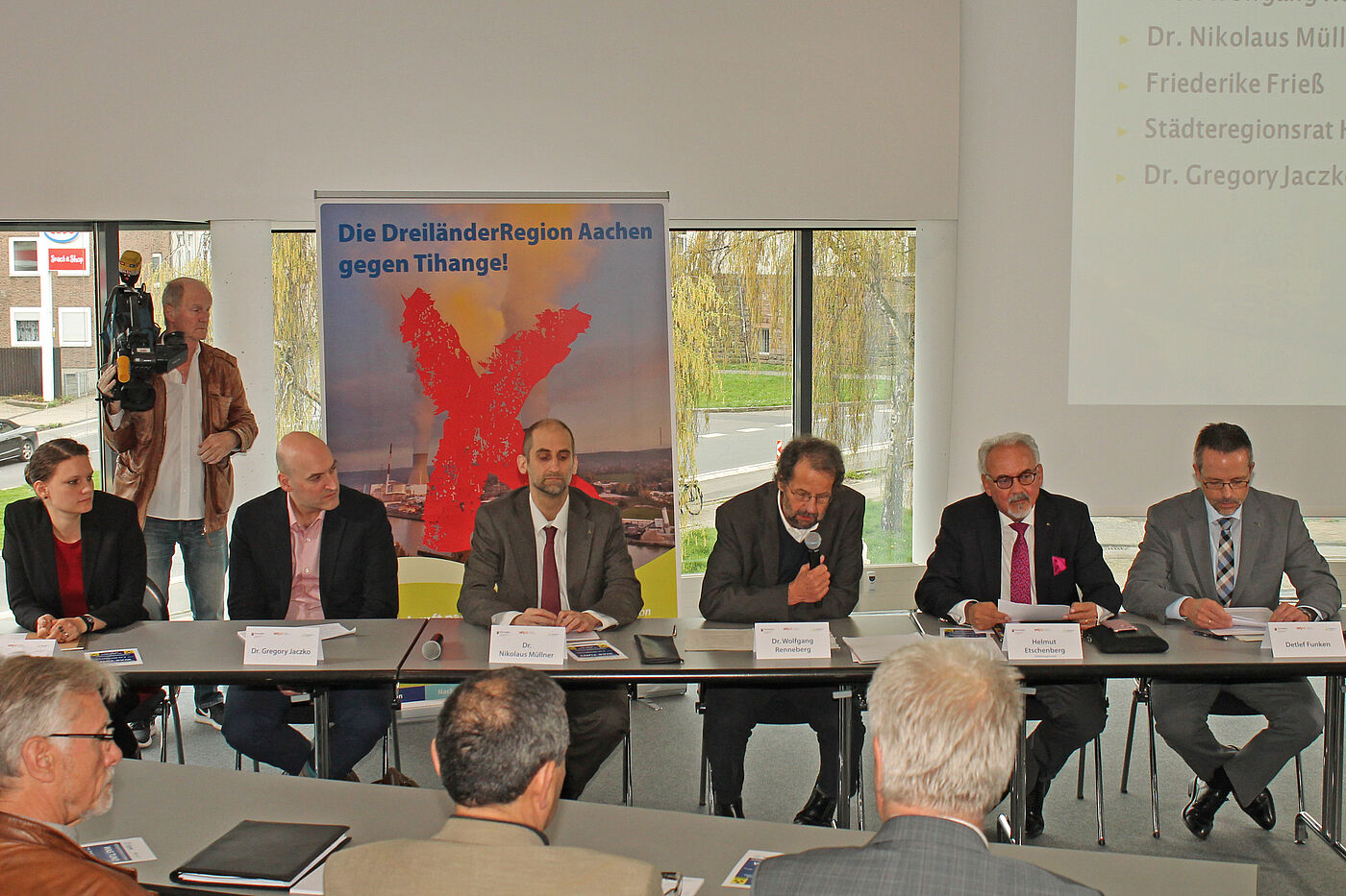 Das Podium während der Pressekonferenz zur INRAG-Tagung (v.l.n.r.): Friederike Frieß, Dr. Gregory Jaczko, Dr. Nikolaus Müllner, Dr. Wolfgang Renneberg, Städteregionsrat Helmut Etschenberg und Pressesprecher Detlef Funken.