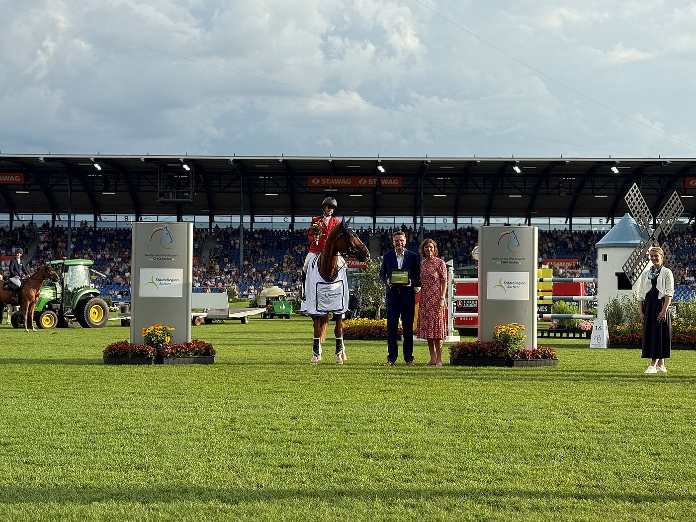 ALRV-Präsidentin Stefanie Peters und Städteregionsrat Dr. Tim Grüttemeier mit Laura Kraut auf Emeraldo, Siegerin Preis der StädteRegion Aachen