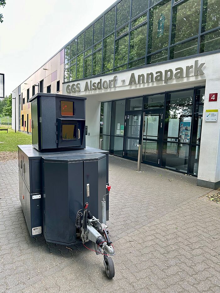 Ein Blitzer vor einer Schule