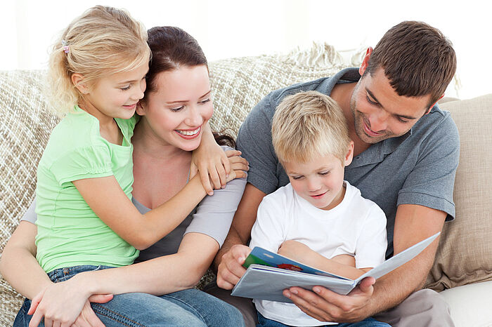 Familie liest gemeinsam ein Buch