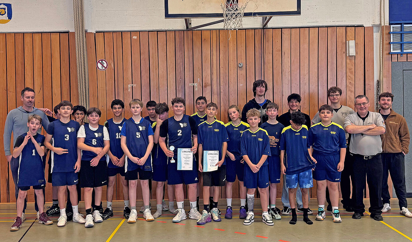 Mehrere Jugendliche unter einem Basketballkorb