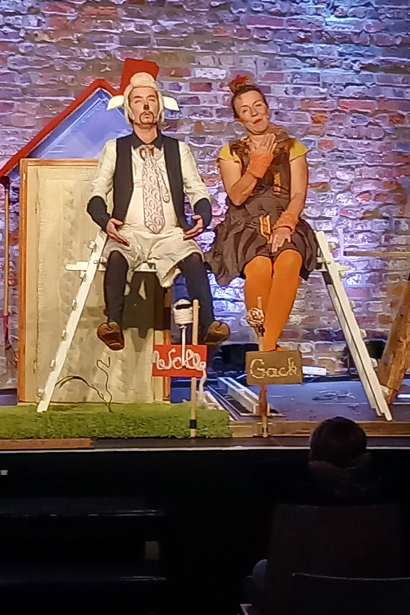 Tine Schoch (links) und Katrin Orth (rechts) vom Musiktheater Lupe aus Osnabrück im Stück „Wolle und Gack“.