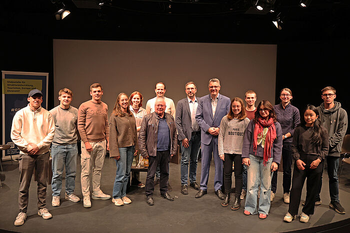 Viele junge Menschen mit dem Städteregionsrat auf der Bühne des Grenzlandtheaters.