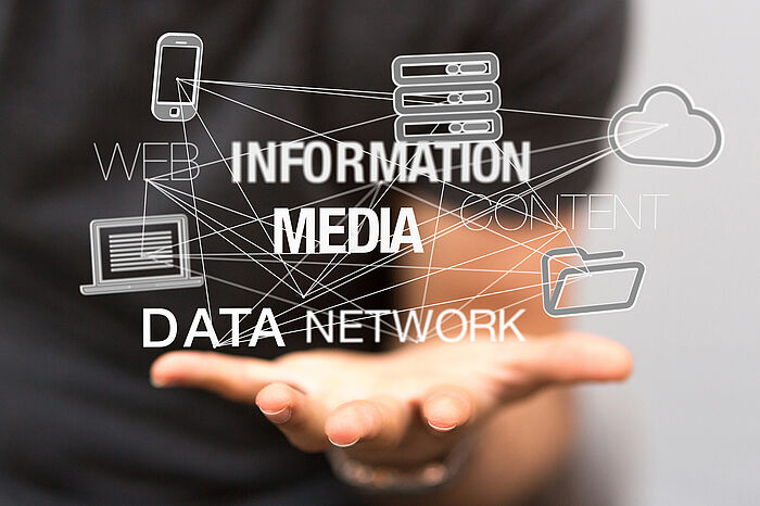 Offene Hand mit Symbolen und den Wörtern Information, Media und Data Network