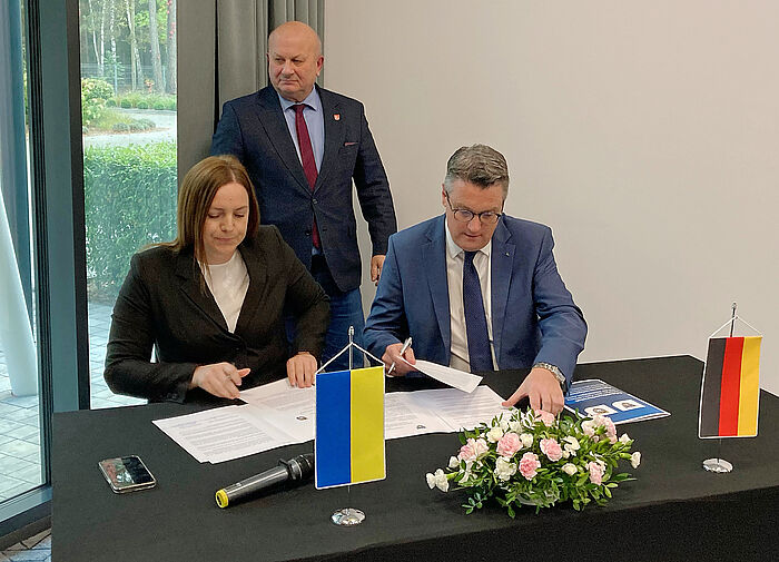 Unterzeichneten die Partnerschaftsurkunden im polnischen Lubaczow: die Landrätin des ukrainischen Kreises Lemberg, Khrystyna Zamula, und Städteregionsrat Dr. Tim Grüttemeier (rechts). 