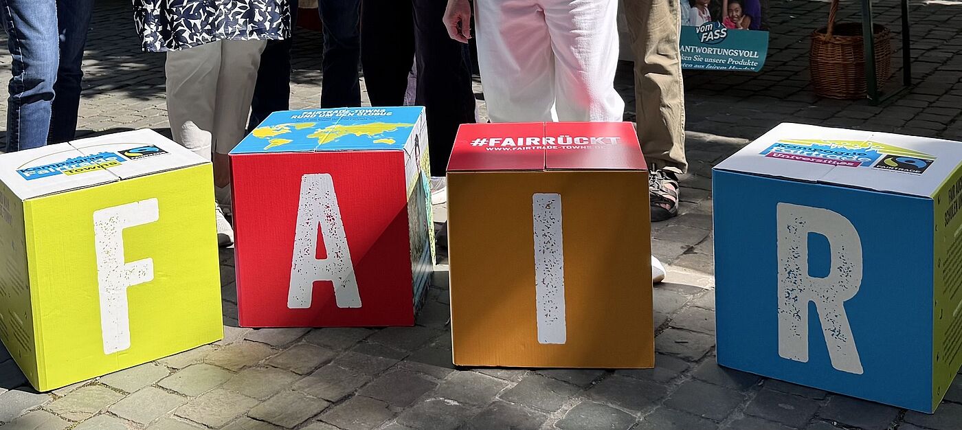 Würfel mit der Aufschrift F, A, I und R