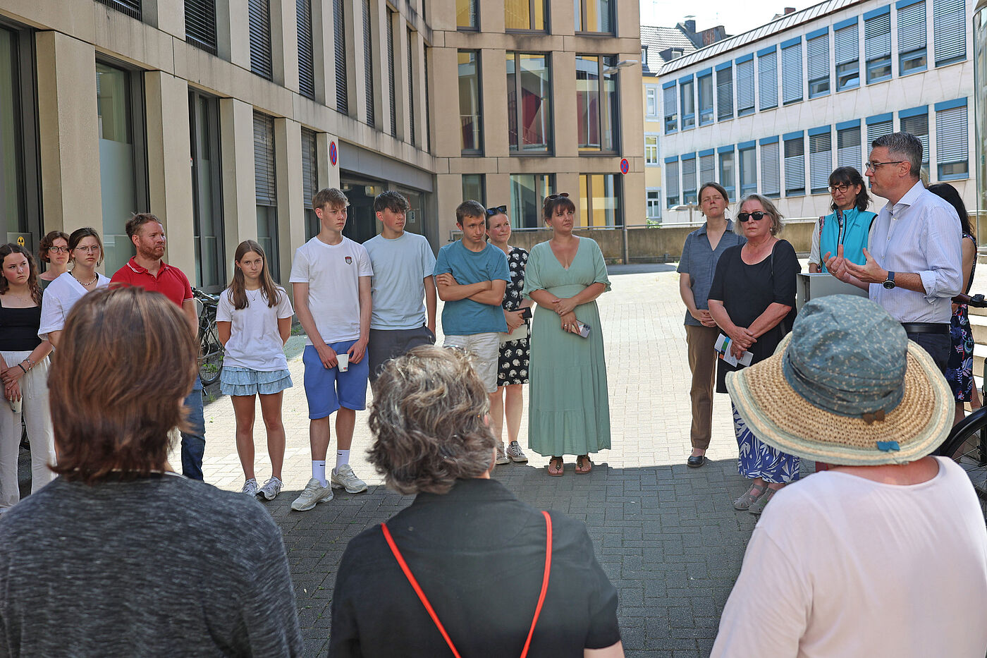 Menschen stehen im Kreis