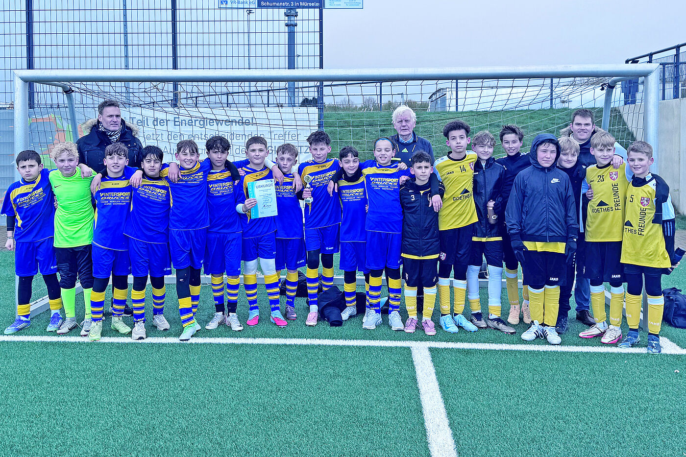 Kinder in Fußballtrikots im Tor