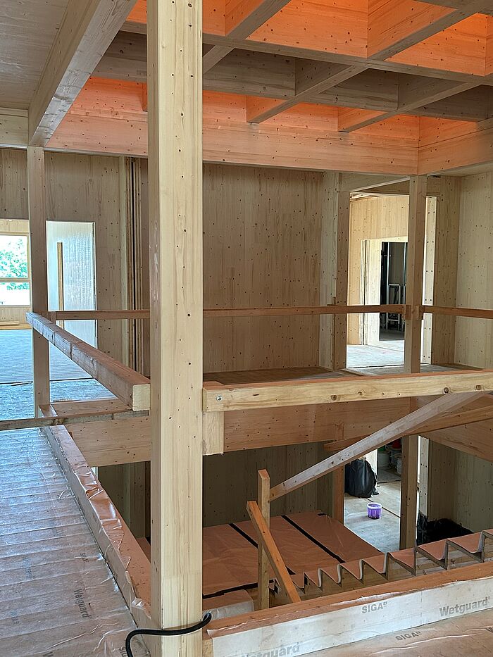 Ein Treppenhaus aus Holz auf einer Baustelle.