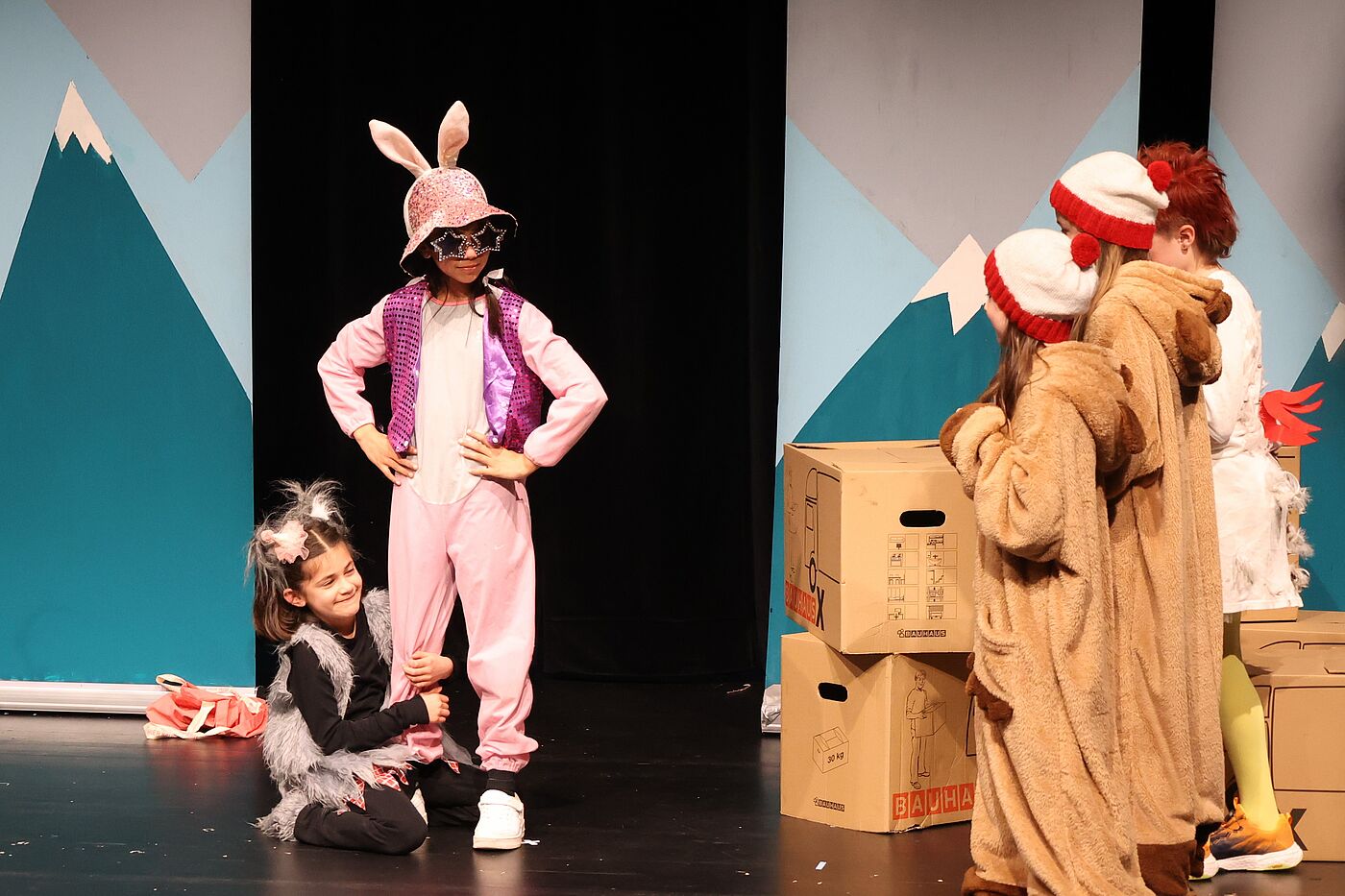 Kinder mit Kostümen auf der Bühne