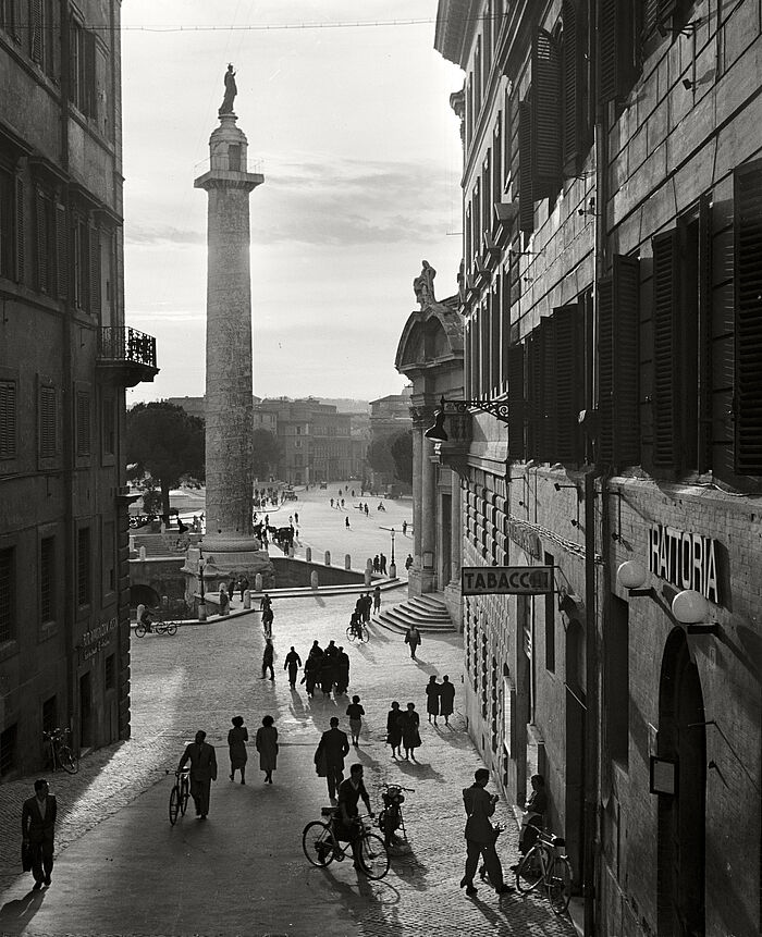 Blick auf die Kaiser Trajan Säule, Rom 1949