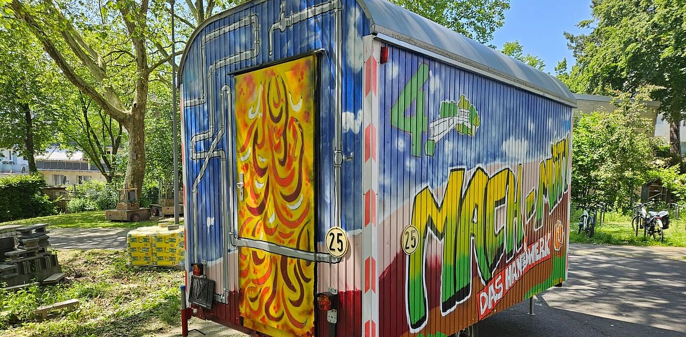 Das Handwerksmobil ist ein ausrangierter Bauwagen, den Jugendliche umgebaut und bunt gestaltet haben