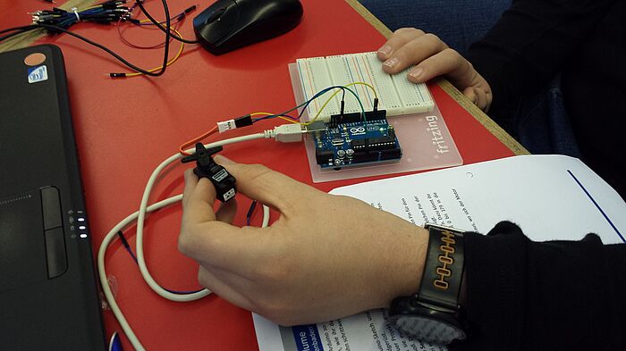 Das School Lab InfoSphere der RWTH Aachen, der Makerspace des Fachbereichs Elektro- und Informationstechnik der Fachhochschule Aachen, die Initiative IT4Kids und das Bildungsbüro der StädteRegion Aachen wollen gemeinsam spannende außerschulische Bildungsmodule für 10- bis 16-Jährige entwickeln.