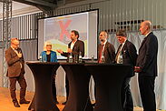 Die Referenten bei der Diskussion mit Tom Hegermann (l.)