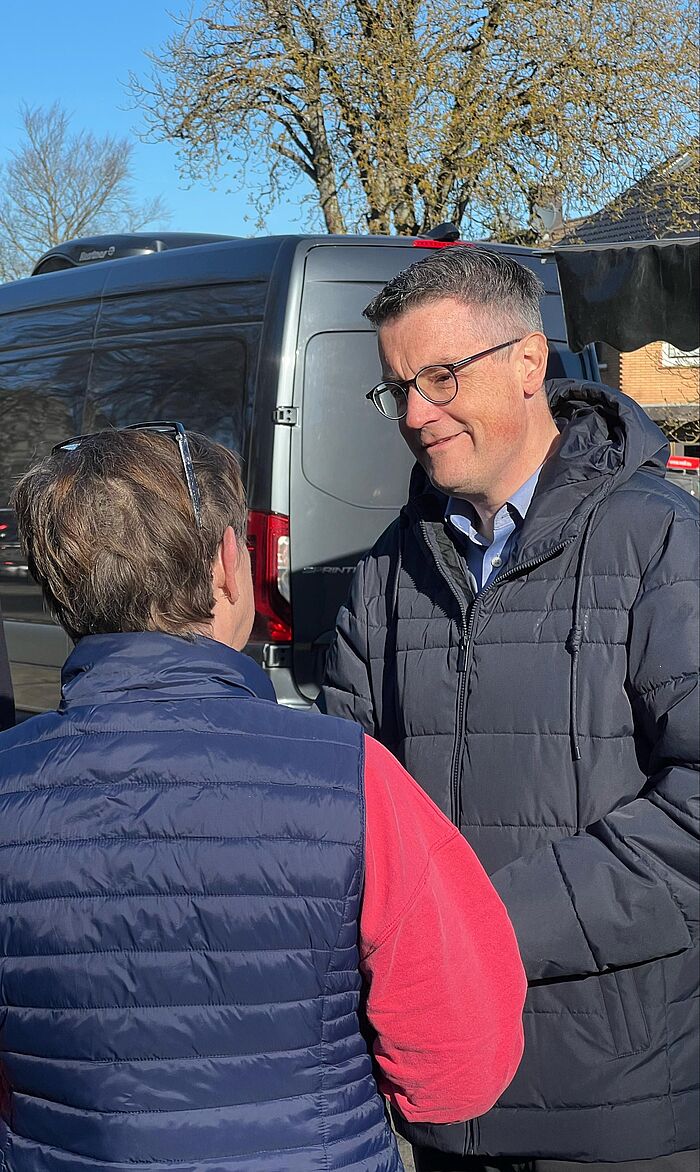 In den Austausch gehen: Unter dem Motto „Städteregionsrat vor Ort“ kommt Dr. Tim Grüttemeier regelmäßig in den verschiedenen Kommunen der StädteRegion mit den Menschen ins Gespräch.