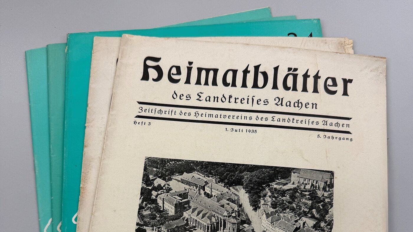 Auf dem Foto sind mehrere Heimatblätter aufgestapelt dargestellt