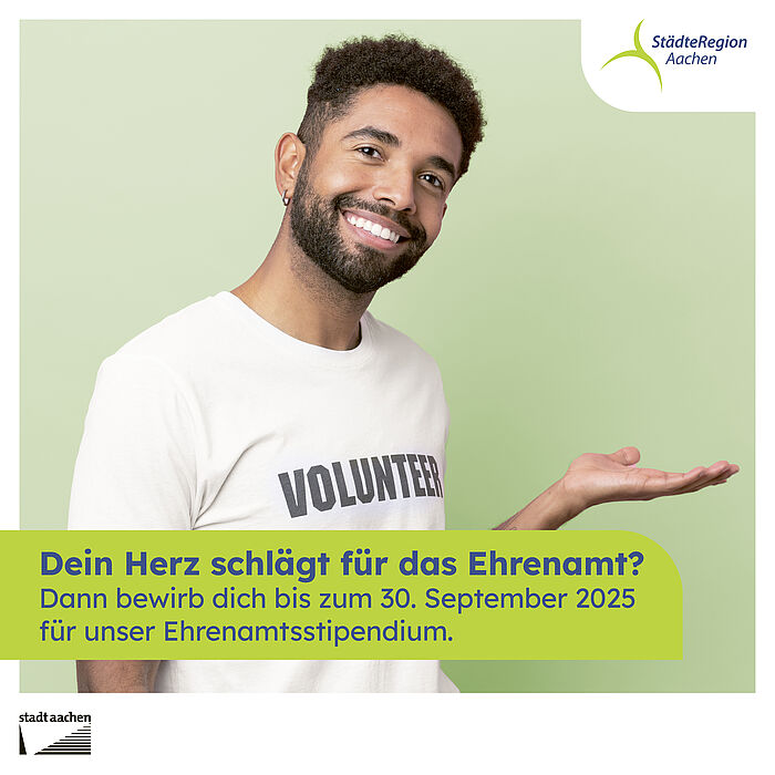 Ein Mann weist auf die Bewerbung für das Ehrenamtsstipendium bis zum 30.09.2025 hin.