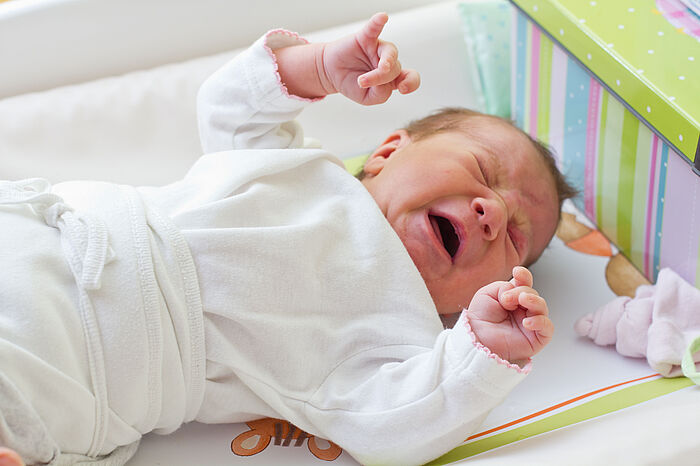 schreiendes Baby auf einer Wickelauflage