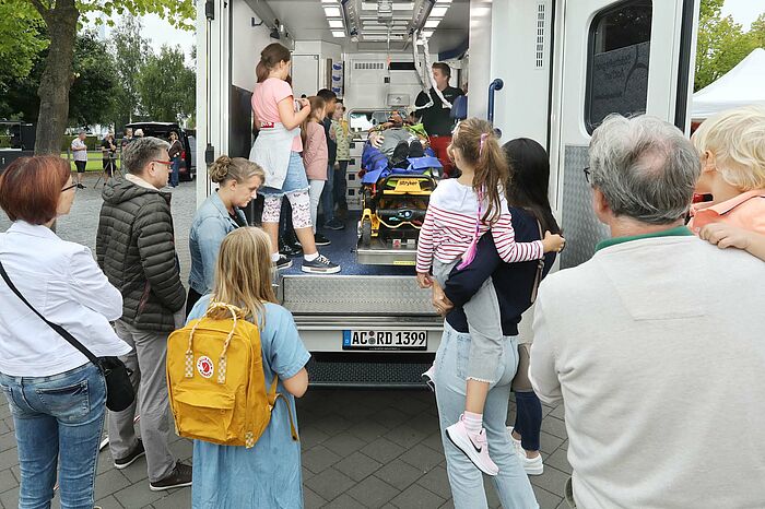Einer der Publikumsmagnete beim Sommerfest der StädteRegion war die „Blaulicht-Ausstellung“ mit echten Einsatzfahrzeugen und viel Material aus Rettungswesen und Katastrophenschutz.