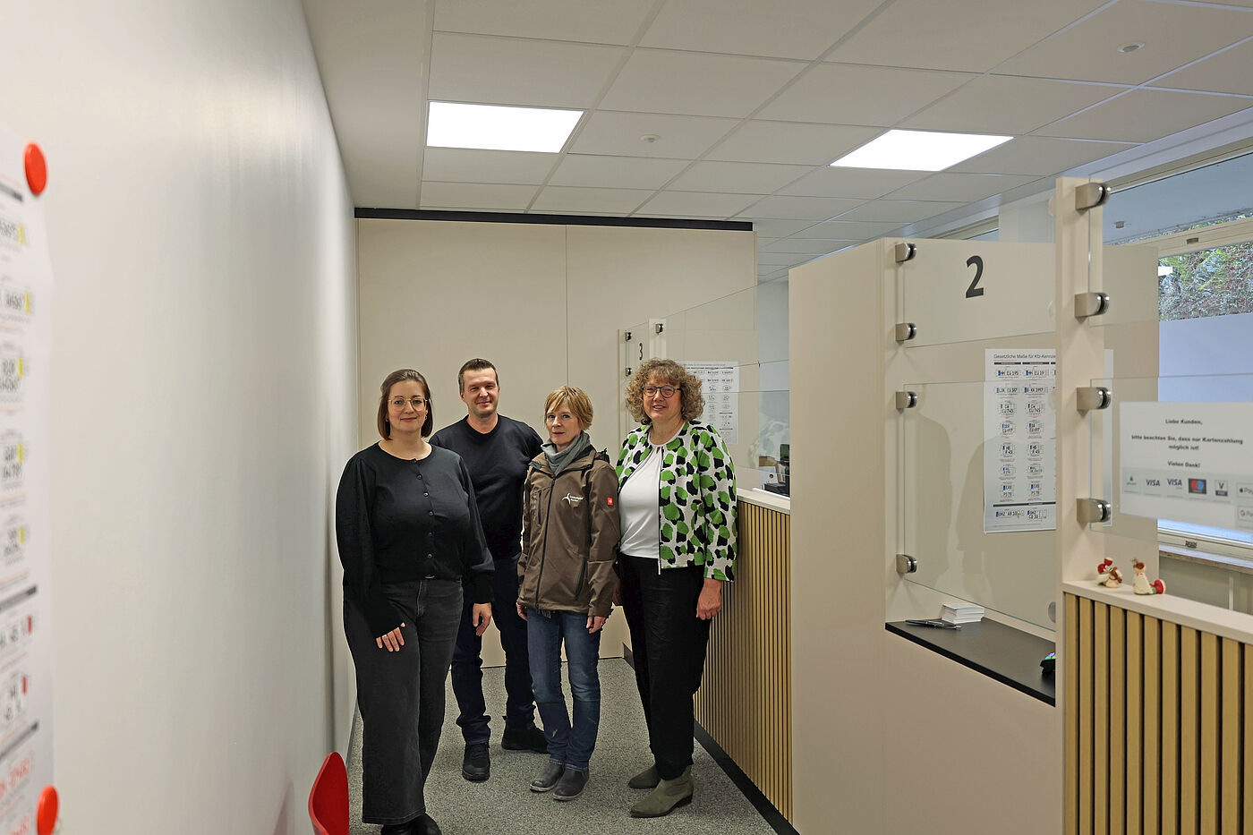 Mehrere Leute vor einem Schalter.